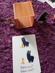 Recenzja: "Pod, nad czy obok"